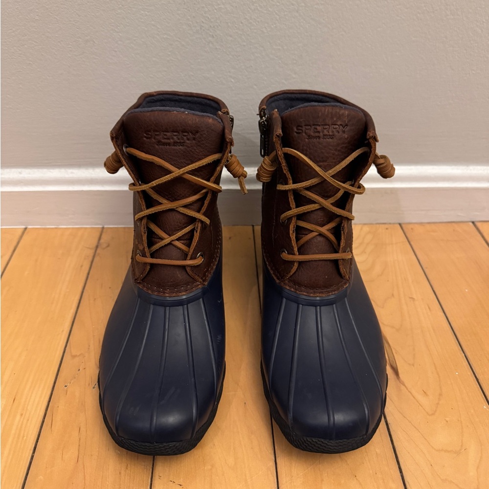 LIKE NEW Sperry Navy and Brown Leather Saltwater Duck Boot size 6.